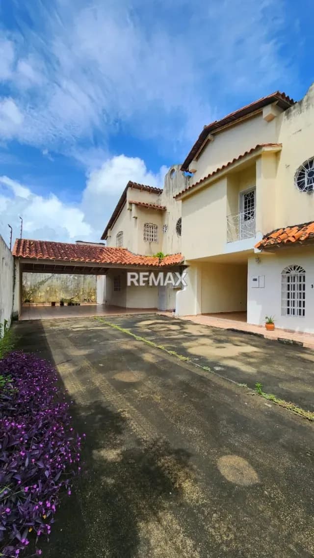 SE VENDE TOWN HOUSE EN AV. ANDRÉS ELOY BLANCO, LAS AVENIDAS.