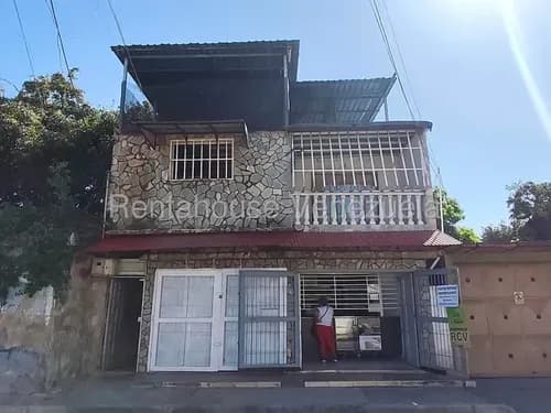 Propiedad De 3 Pisos En Venta En El Centro En Santa Cruz En Aragua 26-12607 Irrr
