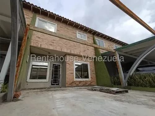 Townhouse En Venta En El Exclusivo Conjunto Privado Karol Homes Ii, Situado En La Creciente Prol. De La Av. Aragua - Maracay 26-22210 Hc