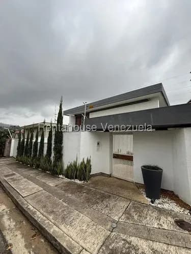 Sq. Casa En Alquiler En Santa Paula Moderna, Elegante Y En Zona Tranquila D26-19477s