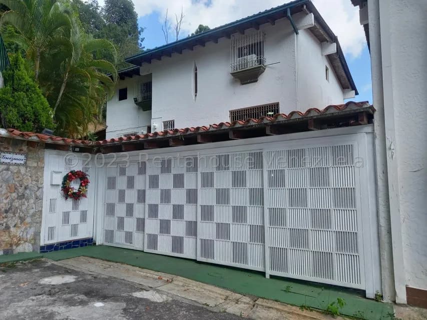 Casa (Duplex) en Venta en Lomas de Prados del Este, Distrito Metropolitano