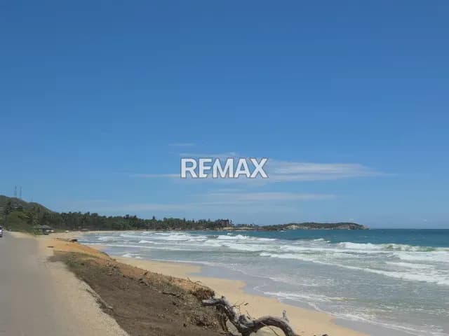 TERRENO CON POTENCIAL PARA INVERSIÓN COMERCIAL Y RESIDENCIAL, CERCA DEL MAR