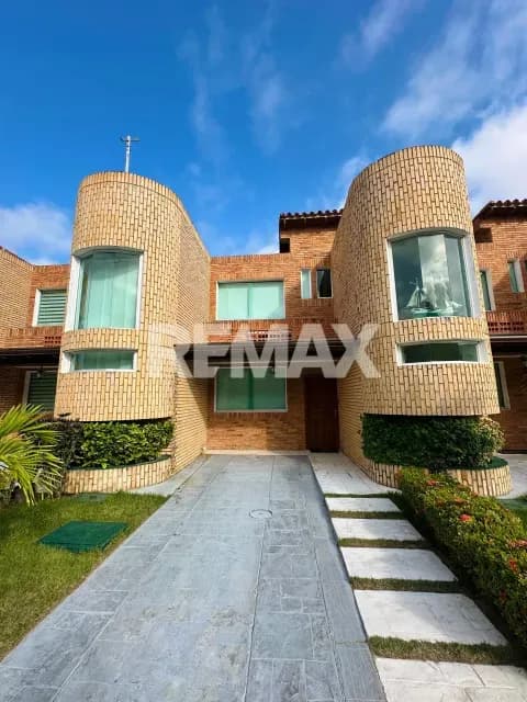EN VENTA EXCLUSIVO THOWNHOUSE EN CONJUNTO RESIDENCIAL AMPURIA BRAVA EN CASCO CENTRAL DE TUCACAS.