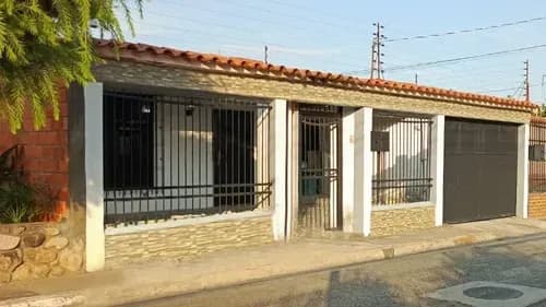 / Maria Elena Oropeza / Vende Amplia Y En Exclusivo Conjunto Casa 236 M2 / Cocina De Porcelanato / Tanque Subterráneo De 6.000 Lit/ En Almariera, Lara#26-14525 / Encuentra Las Mejores Opciones /