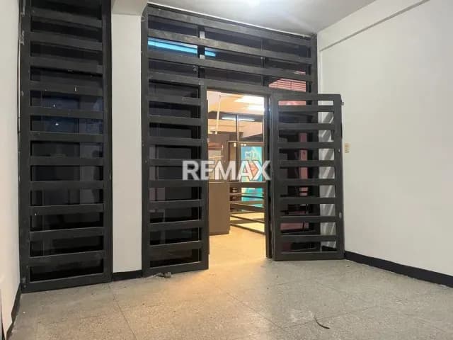Local Comercial N° 37 en Alquiler Avenida Andrés Bello entre Carreras 21 y 22 Zona Centro-Barquisimeto