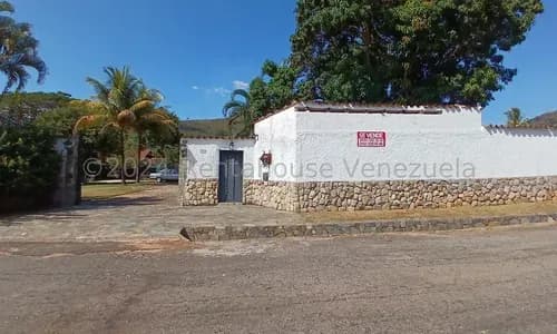 Hermosa Casa Con Amplias Área Verdes. (inm #24-15831) Un Estilo Y Diseño Colonial. Esta Ubicada En Una De Las Urbanizaciones Mas Seguras De Valencia (guataparo) Solo Clientes