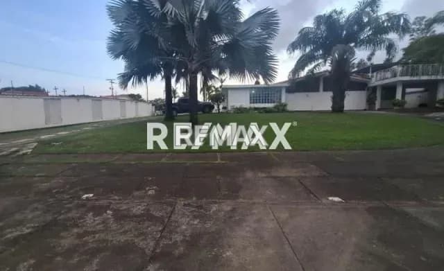 Venta de Hermosa y amplía Quinta en excelente zona alta de Araure las Tres cruces