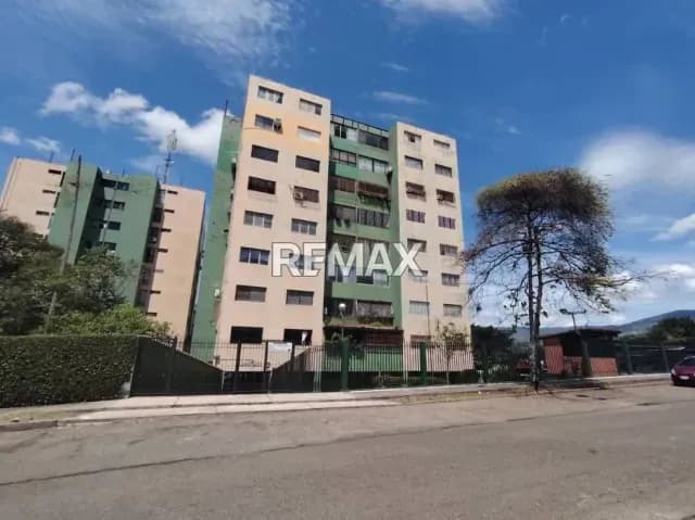 Apartamento en alquiler Area: 104 mts2. Ubicado Torre Oasis Av. Guayana