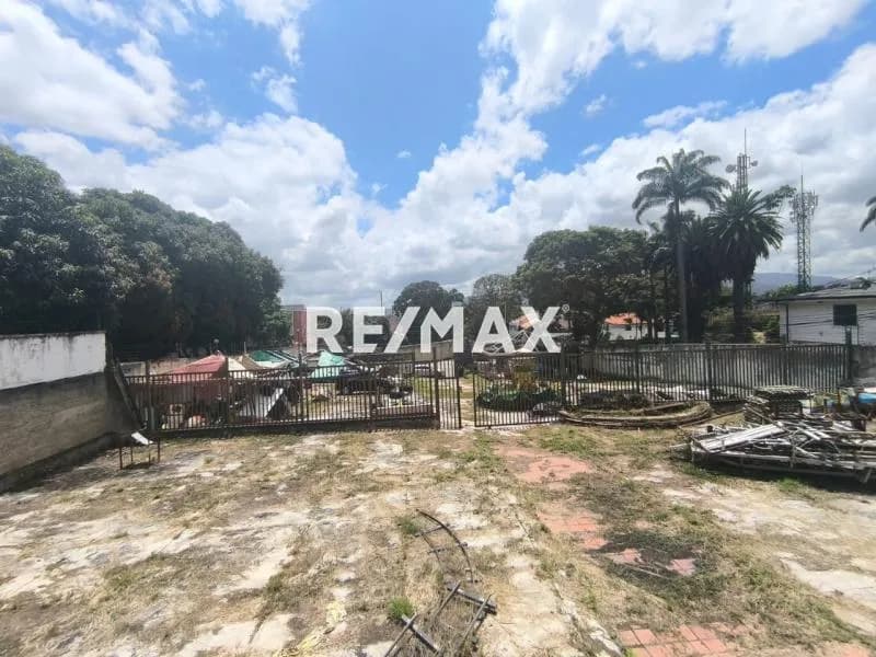Los Chorros Av Principal VENDO Terreno 2500m2