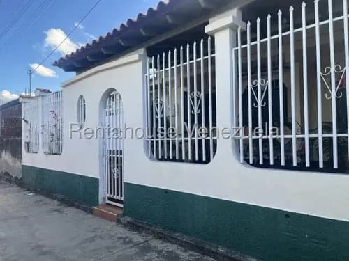 Marinel Saavedra Ofrece En Venta Hermosa Casa En Venta En Barquisimeto Zona Oeste, Con 3 Habitaciones 2 Baños En Optimas Condiciones. Contactame Cod 26 10673.