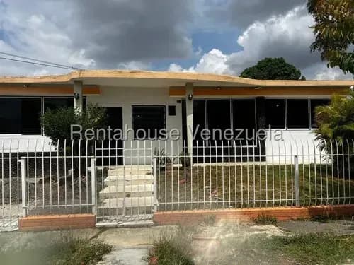 En Venta Bella, Fresca Y Amplia Casa Remodelada Al Este De Barquisimeto, Lista Para Habitar, Cód. 26-14246, Gas Directo, Tanque Subterráneo, Karen García