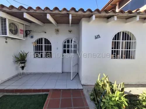 Se Vende Hermosa Casa De 2 Pisos Urbanizacion Con Vigilancia Privada Y Pozo Propio Urb Villas De Este, Intercomunal Turmero 26-12246 Miriam