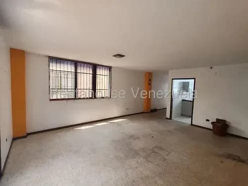 Ym // Apartamento En Catia La Mar Con Un Potencial Enorme Para Quien Quiera Invertir En La Guaira, En Venta - La Atlantida // Mls #26-15018
