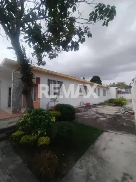 Casa en esquina para remodelar por inversión en Urb.Colinas de Santa Rosa Barquisimeto Edo Lara