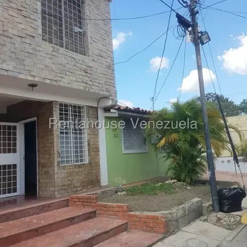 Rentahouse Lara Vende Amplia Casa De 2 Niveles Y 5 Hab En Urbanismo Privado Con Vigilancia; Posee 4 Baños, Patio Y Áreas Sociales Independientes. ¡seguridad Y Confort Familiar!