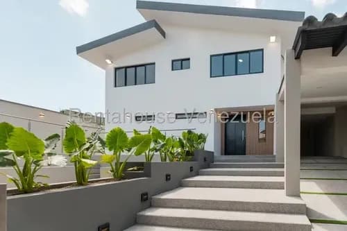 Elegante Casa En Venta, Totalmente Remodelada Y A Estrenar, Ubicada En Calle Privada Dentro De Una De Las Urbanizaciones Más Cotizadas De La Ciudad