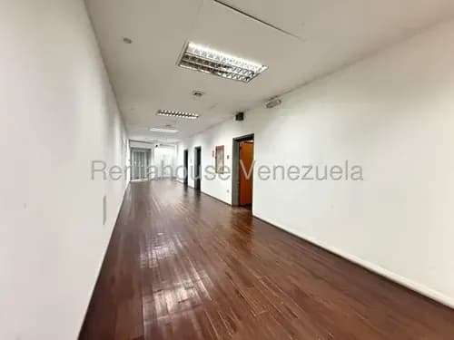 Local En Alquiler Los Ruices Con Terraza Y Diversas Separaciones Para Uso Versátil #26-17886