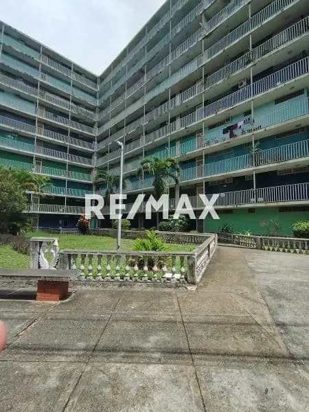 Venta con Exclusividad de Apartamento en Urb. La Beatriz Ubicado en el Bloque 42, 9no Piso