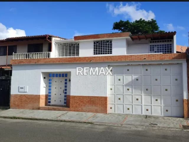 MAGNÍFICA CASA COMERCIAL EN ALQUILER EN LA ZONA INDUSTRIAL DE LA TRINIDAD