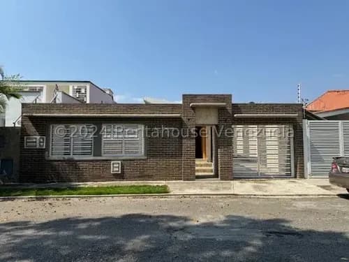 Hermosa Casa De Una Sola Planta Y 275 M2 En Santa Cecilia Ha Sido Recién Remodelada Con Materiales De Primera Y Un Gusto Exquisito