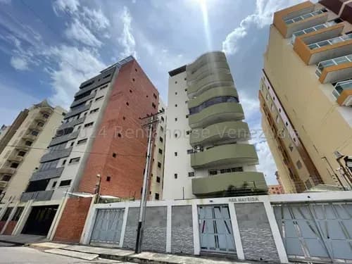 Cómodo Apartamento En Venta Urb El Bosque, 125 Mts2, Balcón, 2 P/e. Resid. Exclusiva Con Planta Eléctrica Total, Conexión A Pozo 26-17345 Hc
