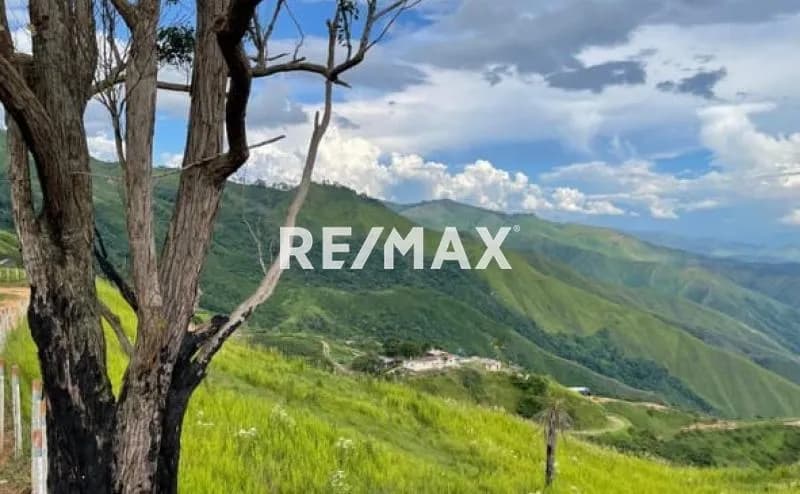 Formidable Terreno en Venta via El Jarillo