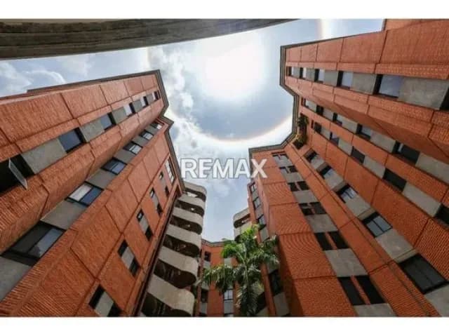 VENTA EXCLUSIVO PENTHOUSE EN LOMAS DE LAS MERCEDES 437M