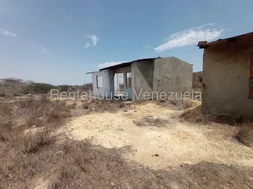 Bienhechuria Con Terreno En Venta En Urbanismo De Puerta Maraven, Punto Fijo # 26-19081