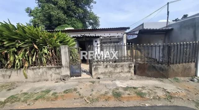 EN VENTA PROPIEDAD DE 117m2 DE TERRENO Y CONSTRUCCION, CON ALTO POTENCIAL COMERCIAL, CERCA DEL CENTRO DE ACARIGUA