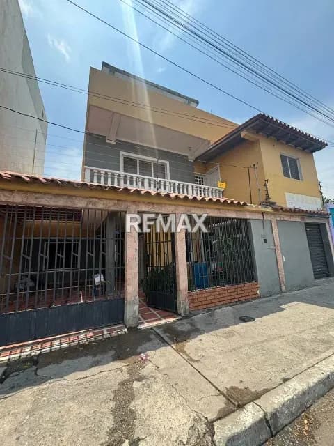 casa en alquiler para uso familiar o comercial ubicada en una excelente zona comercial avenida Venezuela con 13 y 14