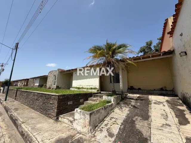 Amplia casa en venta en Res. Campestre La Cumaca