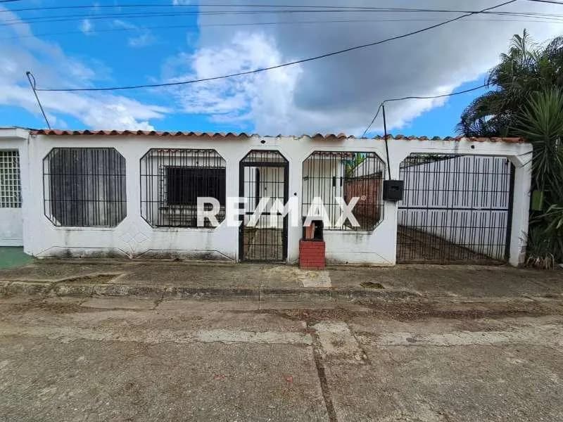 Casa en Alquiler Urb Lecumberry Cúa
