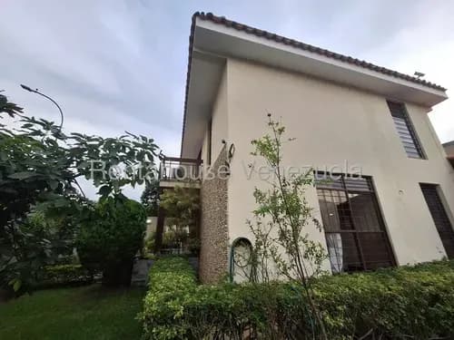 Bella E Impecable Casa Ubicada En Una Calle Cerrada Con Vigilancia Macaracuay 26-15624