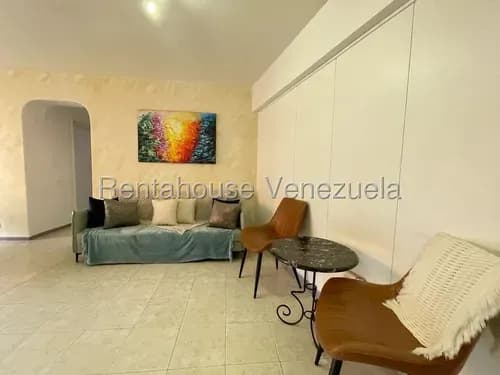 Abella 2616262 Acogedor Apartamento Remodelado Con Excelente Ubicación Frente A Un C.c Muy Conocido Por Su Arquitectura Moderna Única En Caracas. Cuenta Con Acceso A Las Vías Principales