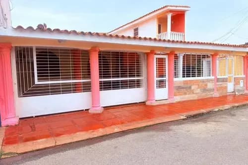 Casa En Paraparal Los Guayos, Urb. Los Cerritos. Carabobo. De 2 Plantas. Zc.o