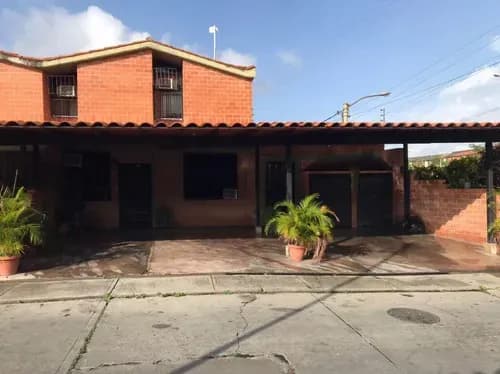 En Venta Casa Tipo Chalet, Ubicada En Esquina, En Exclusivo Conjunto, Transporte Público A La Puerta, Posee Amplio Patio Descubierto Con Área De Parrillera. Ideal Para Familia Numerosa.