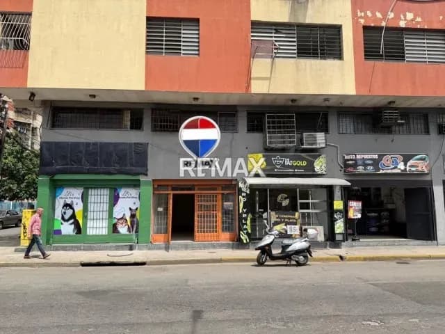 Amplio Local Comercial a pie de Av Ayacucho y Boyaca, ideal para tu marca en expansion, comodo,