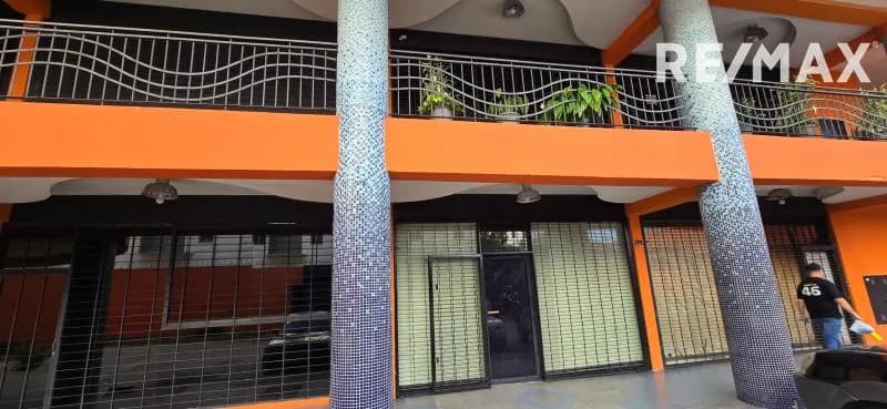 LOCAL COMERCIAL EN VENTA EN C.C.P Y RESIDENCIAL BAYONA