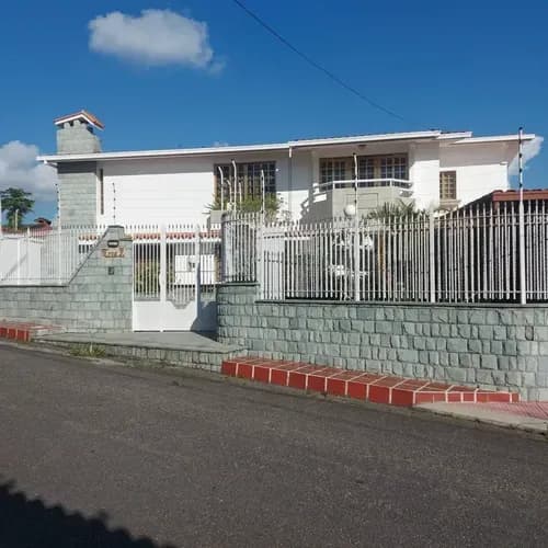 Casa 4 Hab + Servicio 6 Baños 7 Puestos