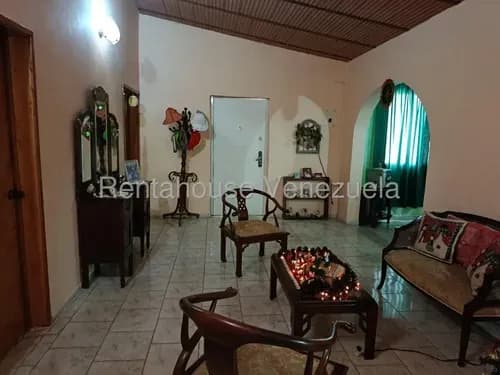 Casa En Venta Coro Urbanización Monseñor Iturriza Lista Para Habitar Totalmente Cercada 26-12499