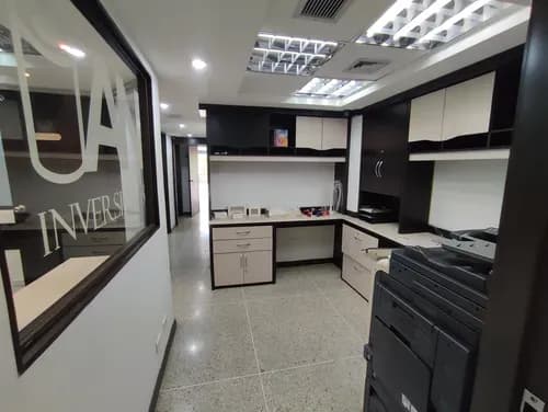 Local En Alquiler En Urbanizacion Gran Colombia Remodelado Y Amoblado Oportunidad / Rf