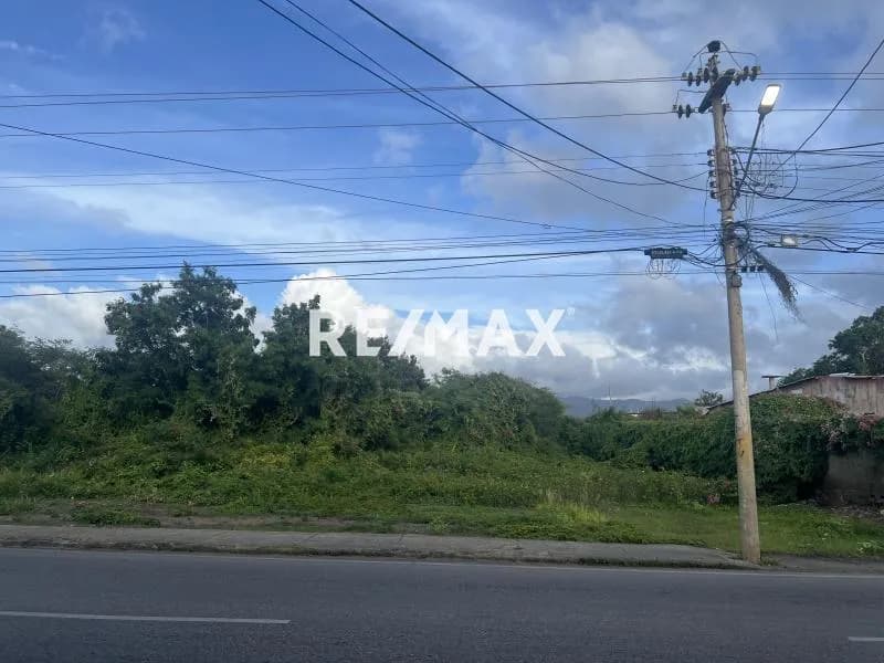 Atractiva parcela para uso comercial o residencial en via principal frente a Locales Comerciales