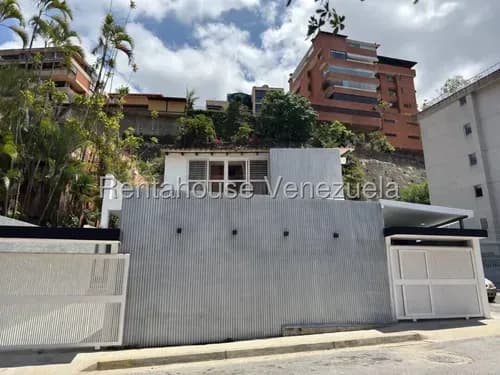 Fjm Te Ofrezco Esta Hermosa Casa De 2 Niveles , En Venta ,ubicada En Prestigiosa Calle Cerrada En Colinas De Bello Monte . Son 600 M2 De Construcción Aproximadamente Son 4 Habitaciones Mas Servicio