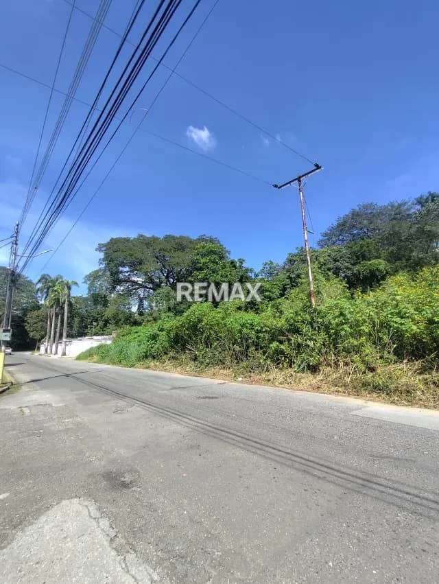VENTA DE TERRENO PLANO DE ESQUINA EN CALLE ABIERTA, COLINAS DE GUATAPARO
