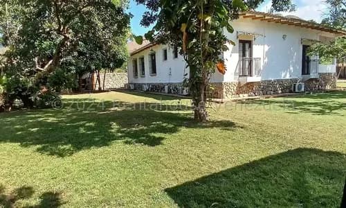Hermosa Casa Con Amplias Área Verdes. Un Estilo Y Diseño Colonial. Esta Ubicada En Una De Las Urbanizaciones Mas Seguras De Valencia, El Solar; La Misma Tiene Vigilancia 24 Horas. *posee Planta 100
