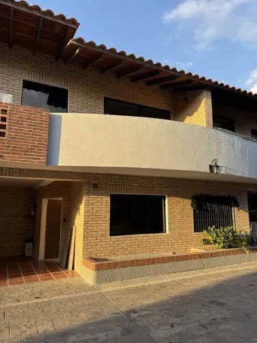 Annic Coronado Vende Moderado Y Hermoso Town House En Venta Res Alto Saman Urb Mañongo Naguangua Cód. 29290