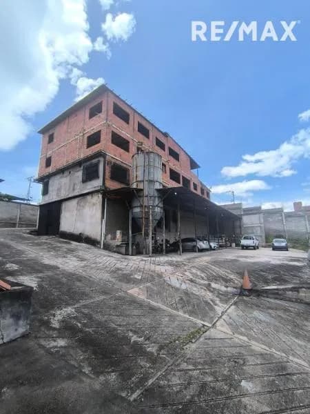 EN VENTA EDIFICIOS COMERCIAL Ubicada en la Machiri.