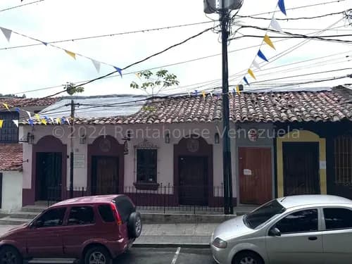Alquilo Estupendo Local, Con Inmejorable Ubicación, Frente A La Plaza Bolivar De El Hatillo!!! Totalmente Remodelado ...muy Buena Oportunidad Para Desarrollar Su Negocio.!!!
