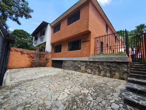 Casa / Venta / Lomas De Chuao / 2 Niveles / 5+1h - 6+1b - 3p / 400 Mts2 / Precio 350.000***cliente Directo****mt