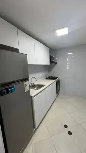 Destacado Apartamento Semi-amoblado De 78 M2 En Piso 5 Con Pozo De Agua, Piscina Y Dos Puestos Techados Residencias Valle Claro, Mañongo, Municipio Naguanaguana Mu-ind